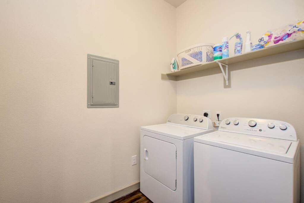 Apartment Spacious Luxury Unit Located In Downtown Houston! Houston