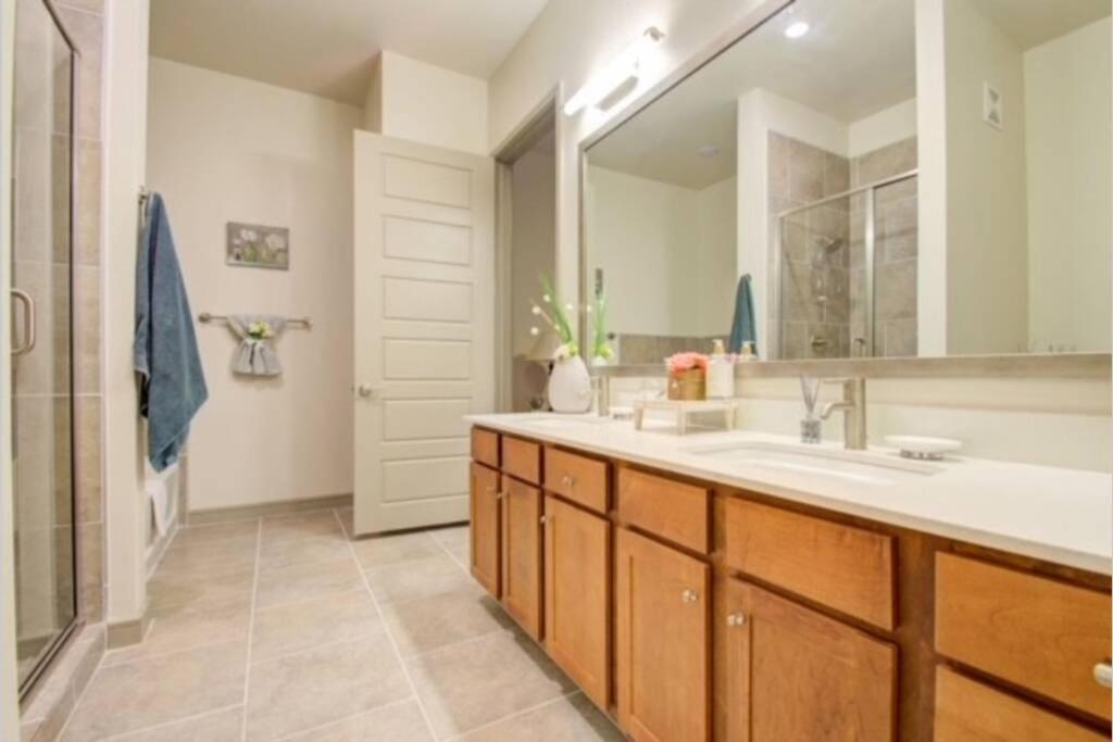 Spacious Luxury Unit Located In Downtown Houston! Apartment *