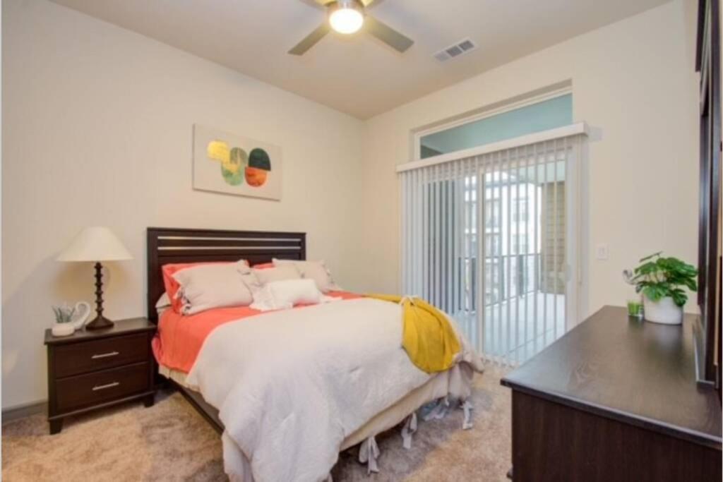 Apartment Spacious Luxury Unit Located In Downtown Houston! *