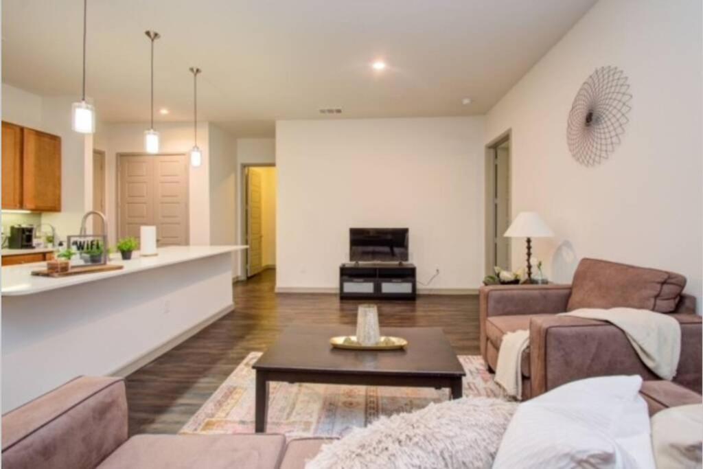 Spacious Luxury Unit Located In Downtown Houston! Apartment