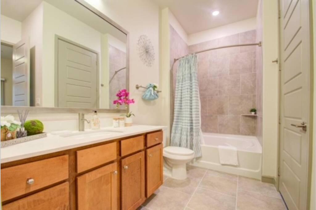 Spacious Luxury Unit Located In Downtown Houston! Apartment