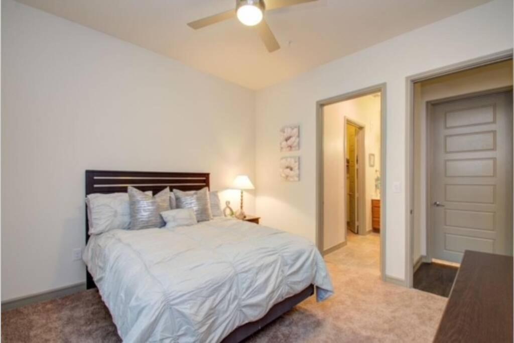 Spacious Luxury Unit Located In Downtown Houston! Apartment