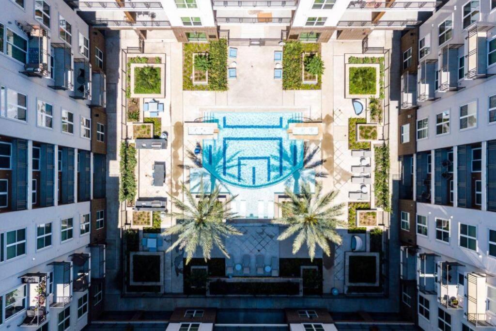Spacious Luxury Unit Located In Downtown Houston! Houston