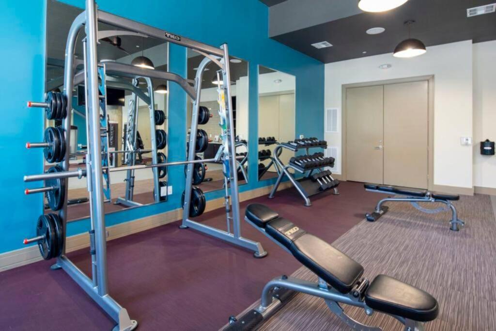 Spacious Luxury Unit Located In Downtown Houston! Houston