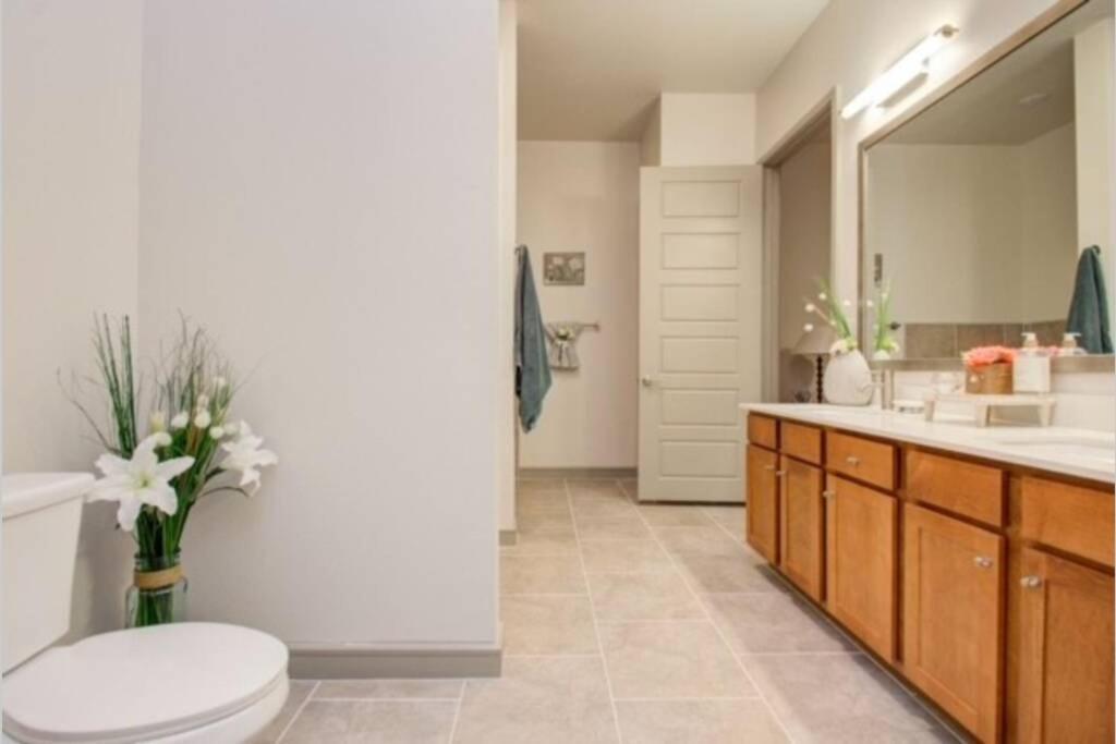 Spacious Luxury Unit Located In Downtown Houston! Apartment Houston