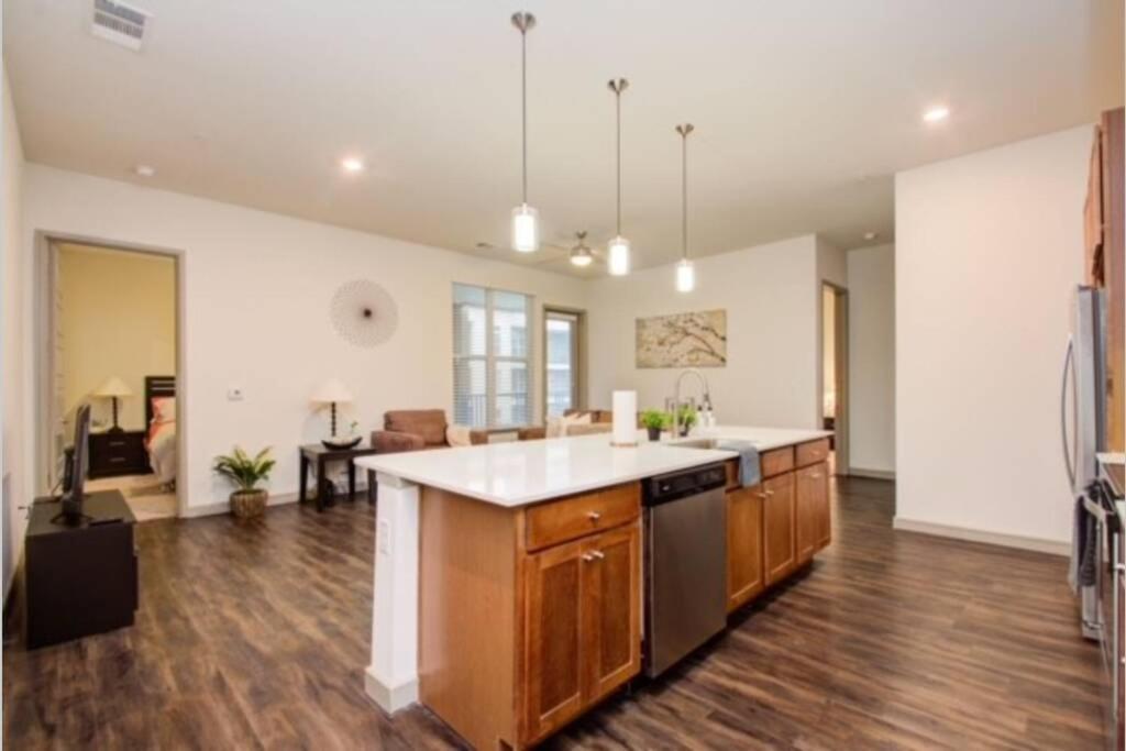Spacious Luxury Unit Located In Downtown Houston! * Houston