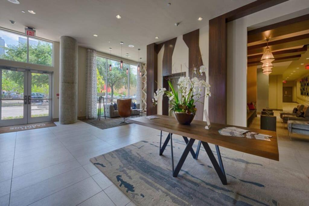 Apartment Spacious Luxury Unit Located In Downtown Houston! *