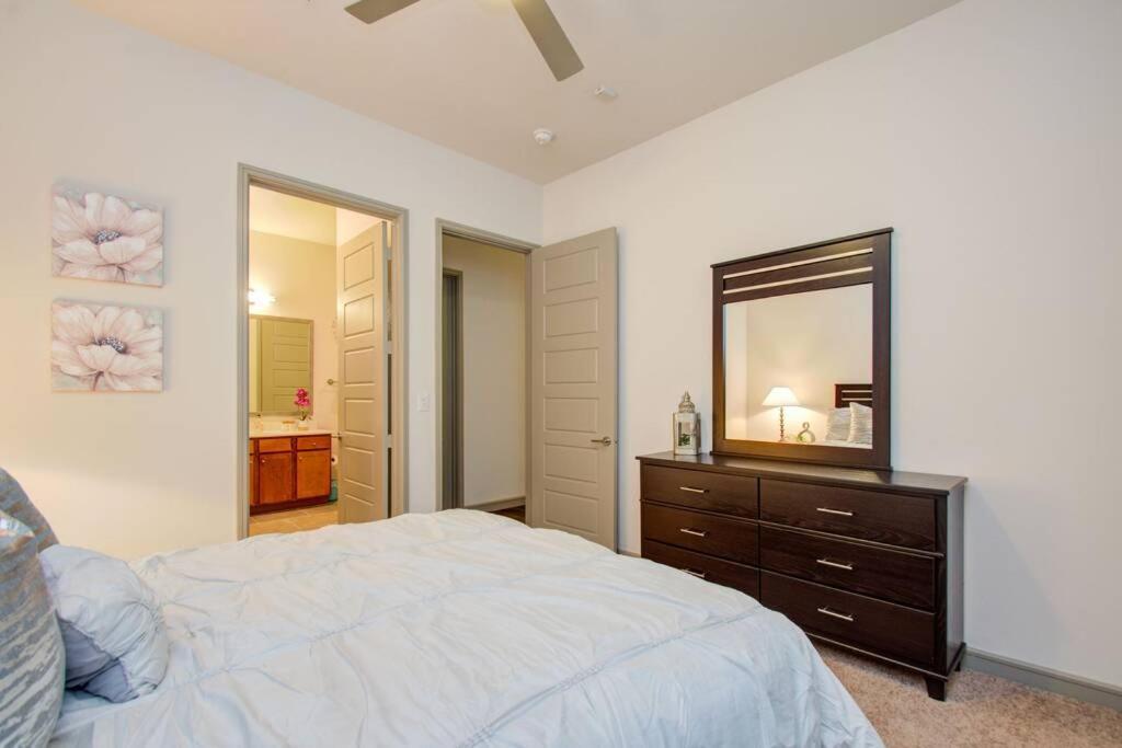 Spacious Luxury Unit Located In Downtown Houston! * Houston