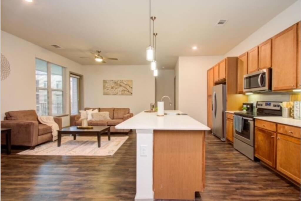 Apartment Spacious Luxury Unit Located In Downtown Houston! *