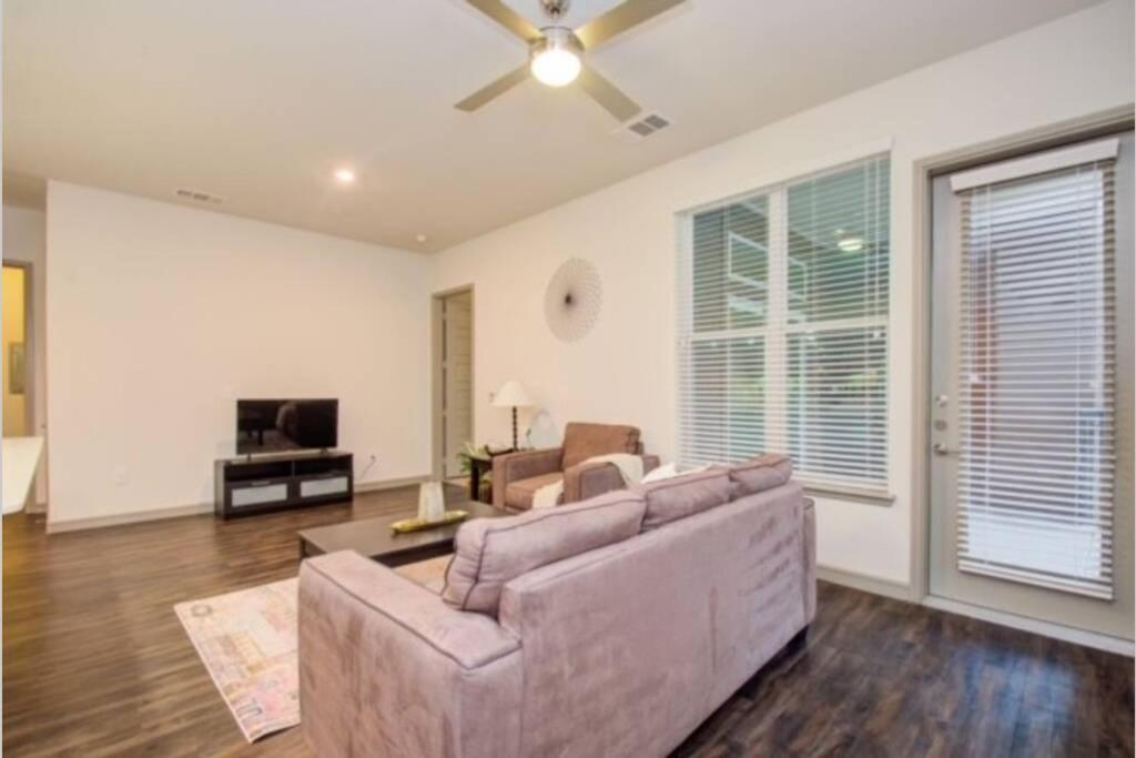 Spacious Luxury Unit Located In Downtown Houston! * Houston