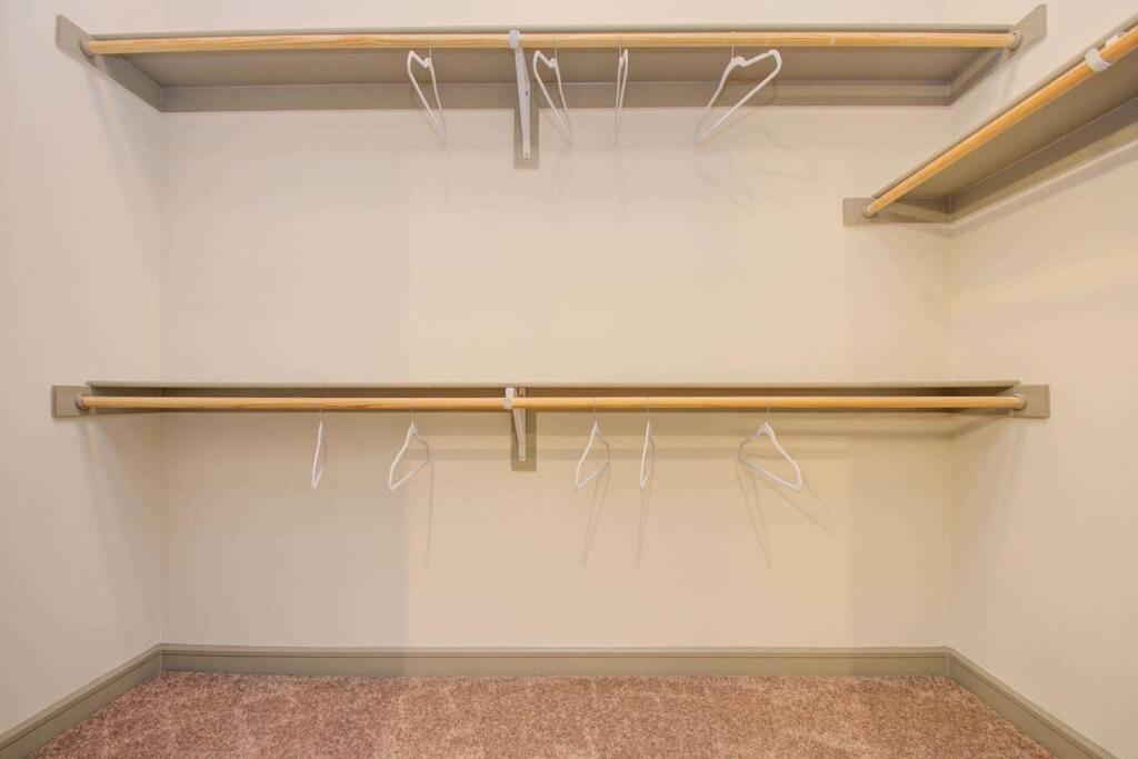 Apartment Spacious Luxury Unit Located In Downtown Houston! *