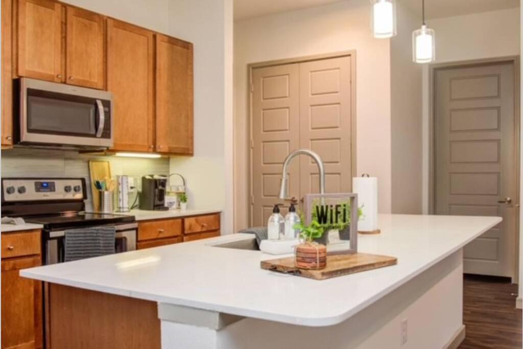 Apartment Spacious Luxury Unit Located In Downtown Houston! *
