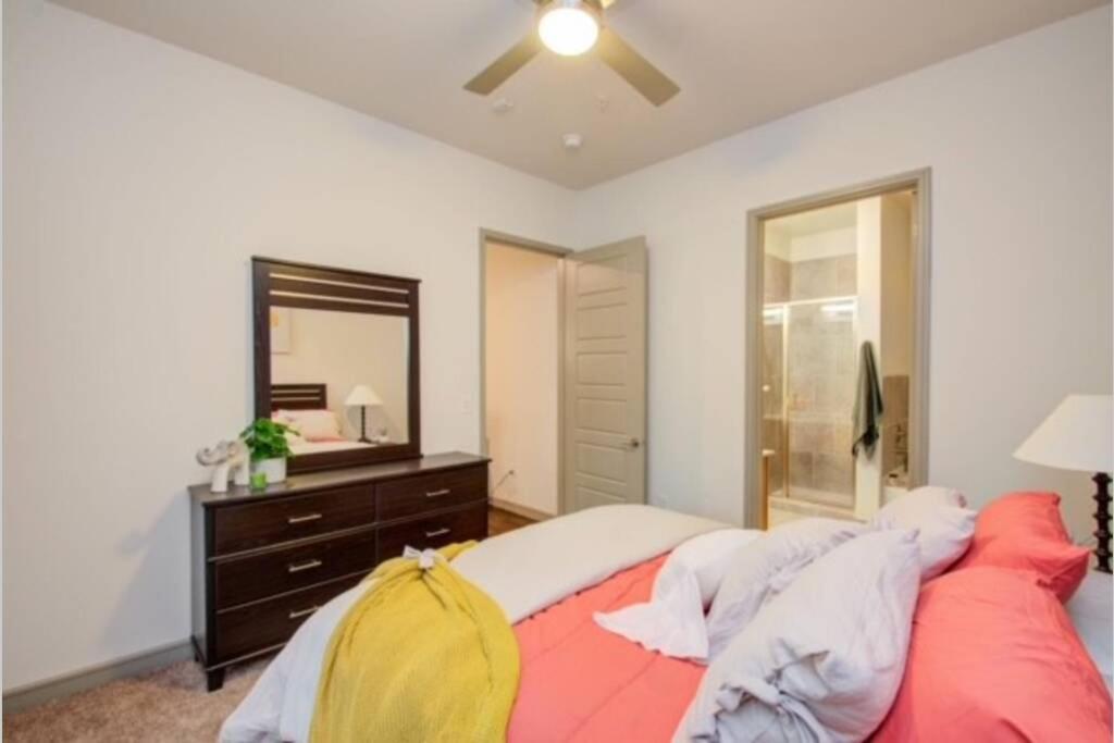 Spacious Luxury Unit Located In Downtown Houston! * Houston
