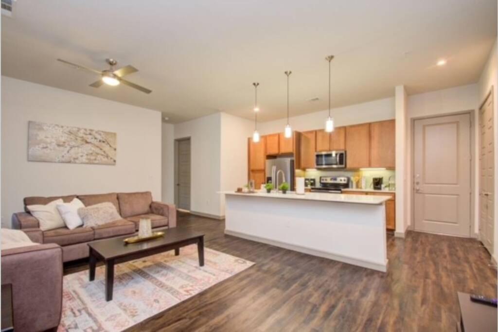 Apartment Spacious Luxury Unit Located In Downtown Houston!