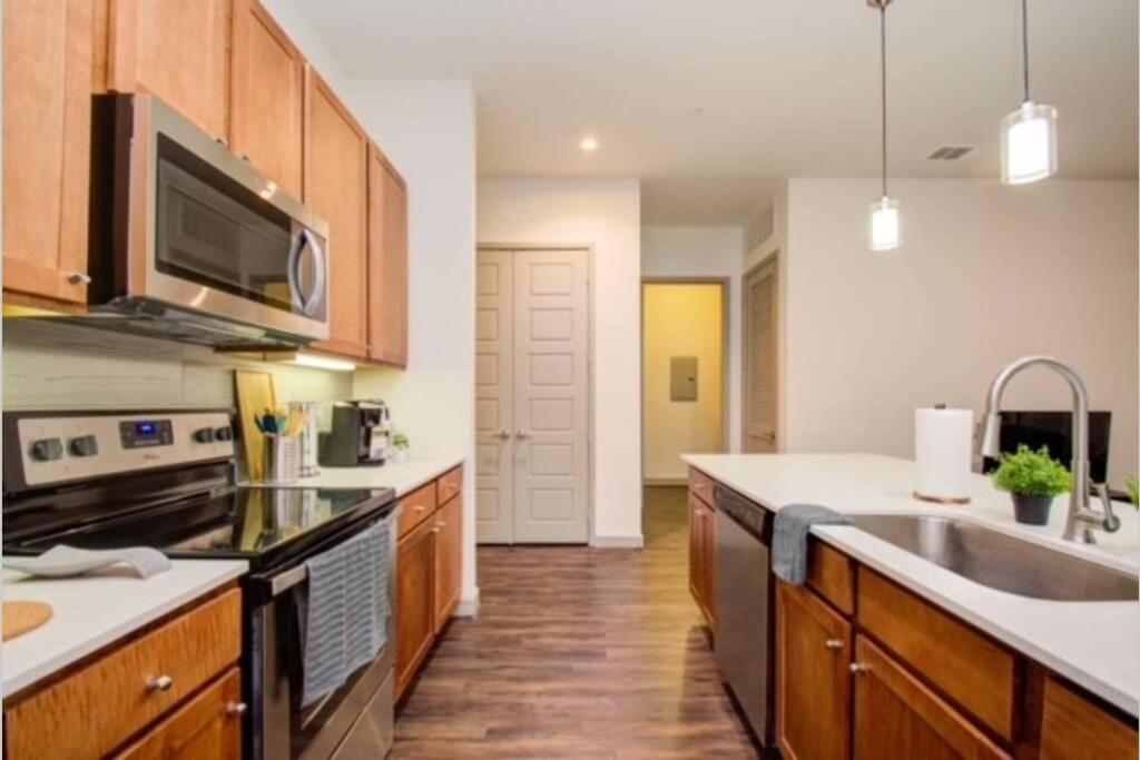 Spacious Luxury Unit Located In Downtown Houston! Houston
