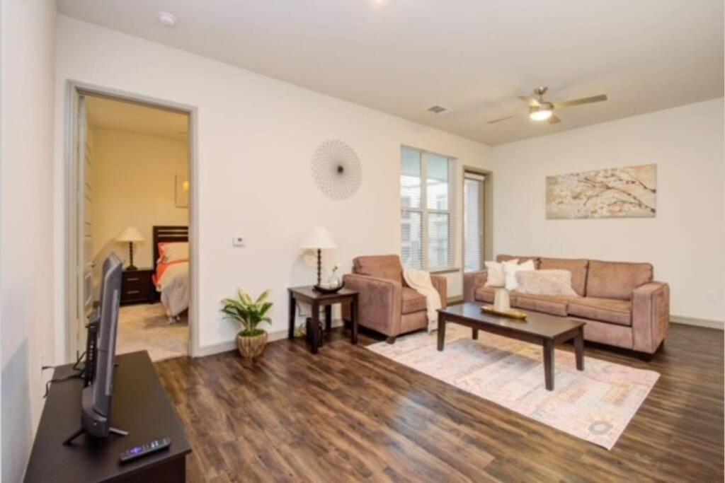 Apartment Spacious Luxury Unit Located In Downtown Houston! *
