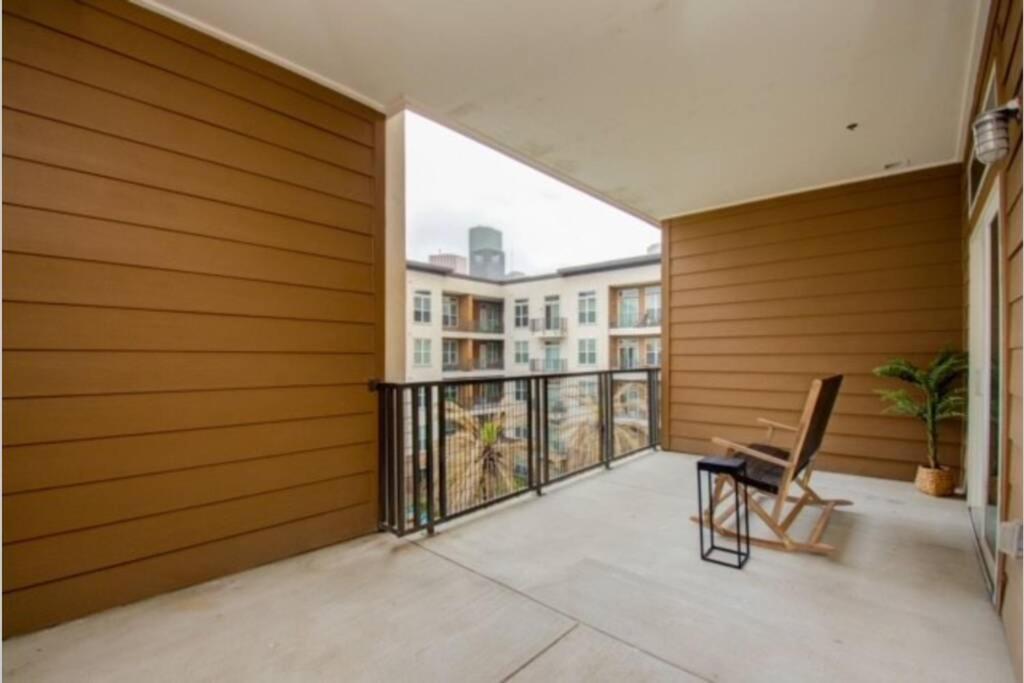 Spacious Luxury Unit Located In Downtown Houston! Houston