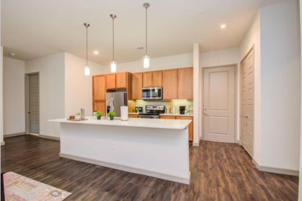 Spacious Luxury Unit Located In Downtown Houston! Apartment *