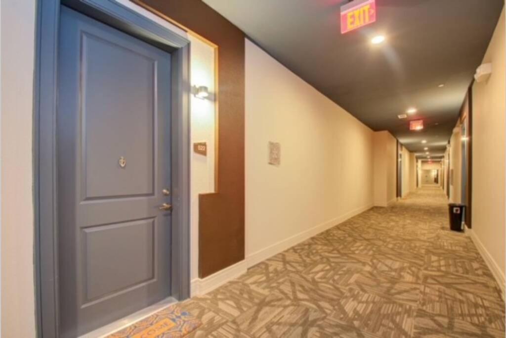 Spacious Luxury Unit Located In Downtown Houston!