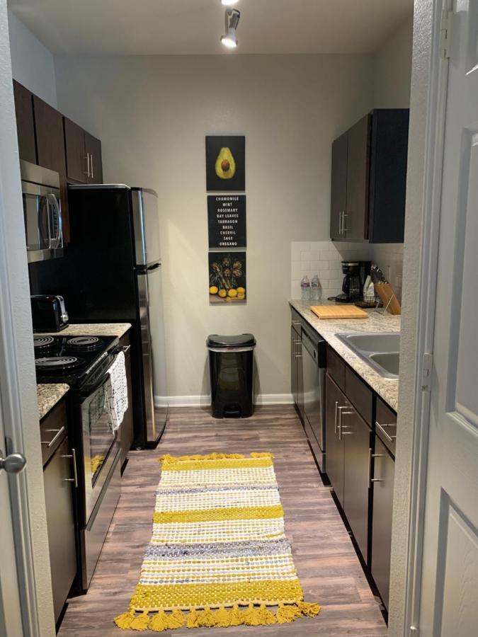 Newly Furnished 1br W/ Hermann Park View Apartment *