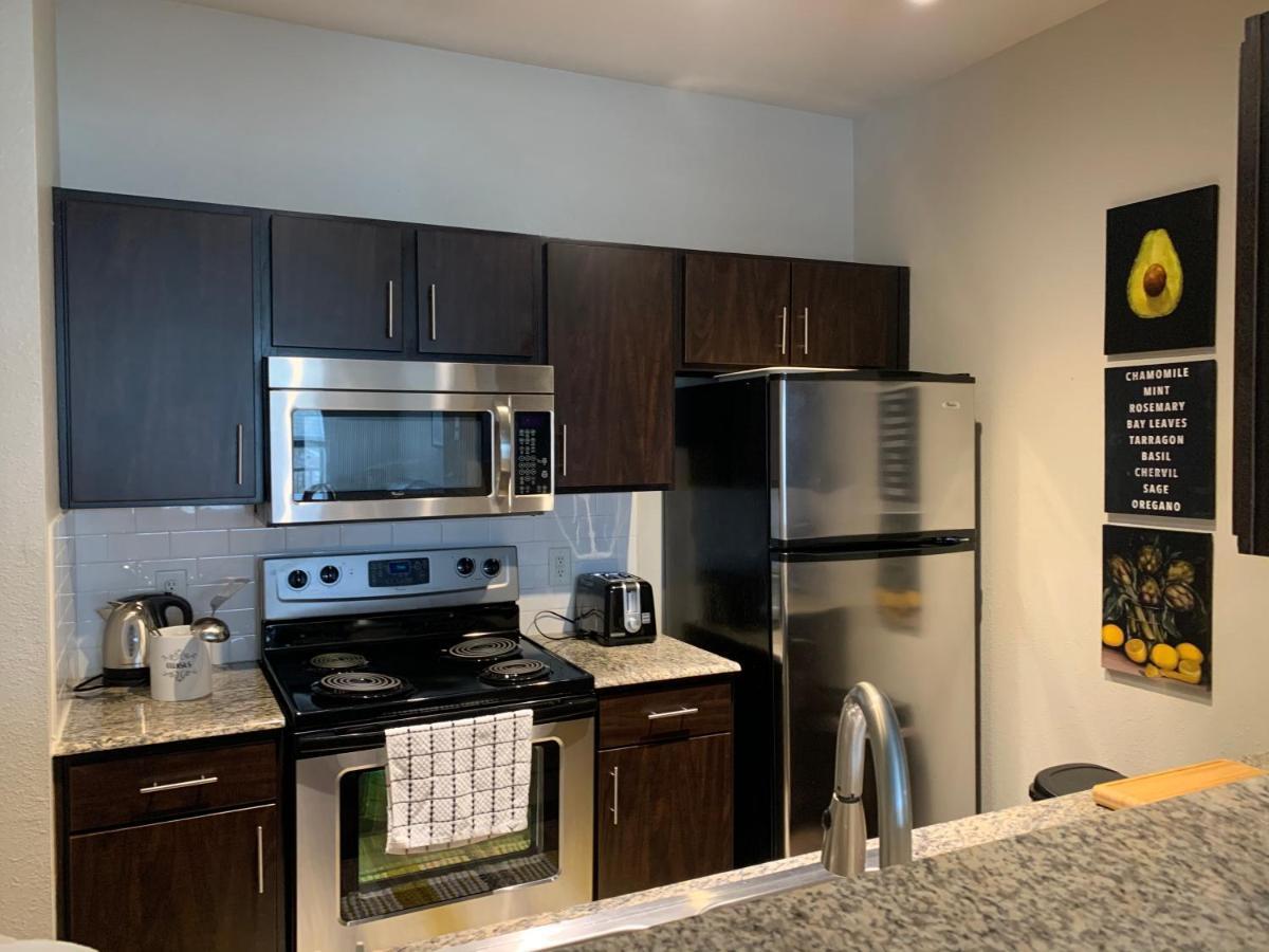 Newly Furnished 1br W/ Hermann Park View Apartment *