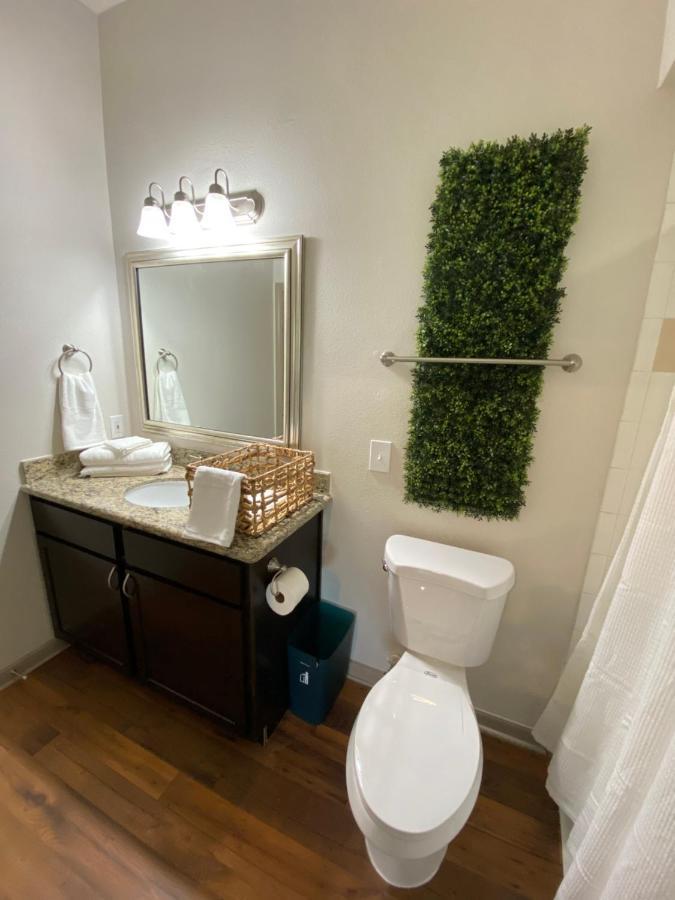 Apartment Spacious Galleria Cottage - Self Check In & Free Parking, 4 Beds 2 Bathrooms