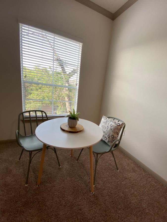 Spacious Galleria Cottage - Self Check In & Free Parking, 4 Beds 2 Bathrooms