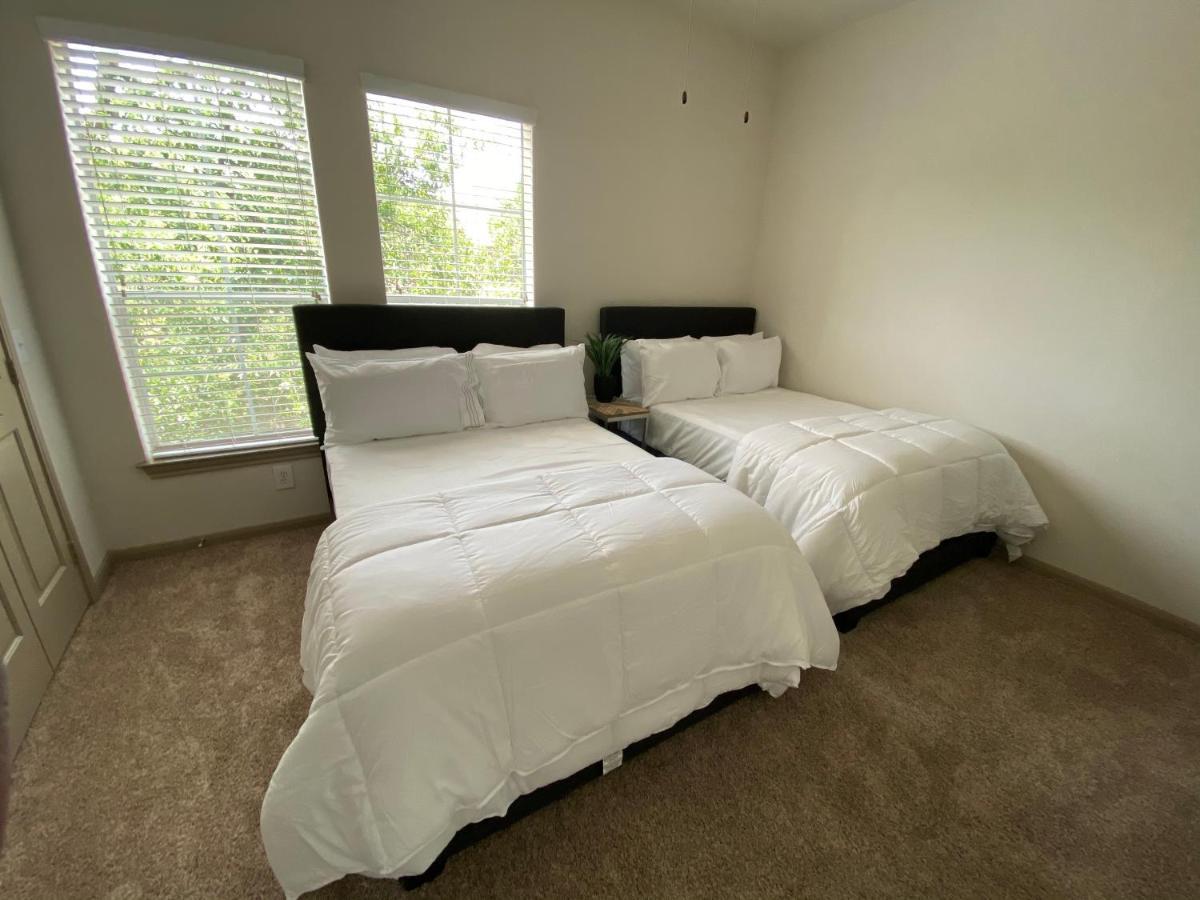 Spacious Galleria Cottage - Self Check In & Free Parking, 4 Beds 2 Bathrooms Apartment