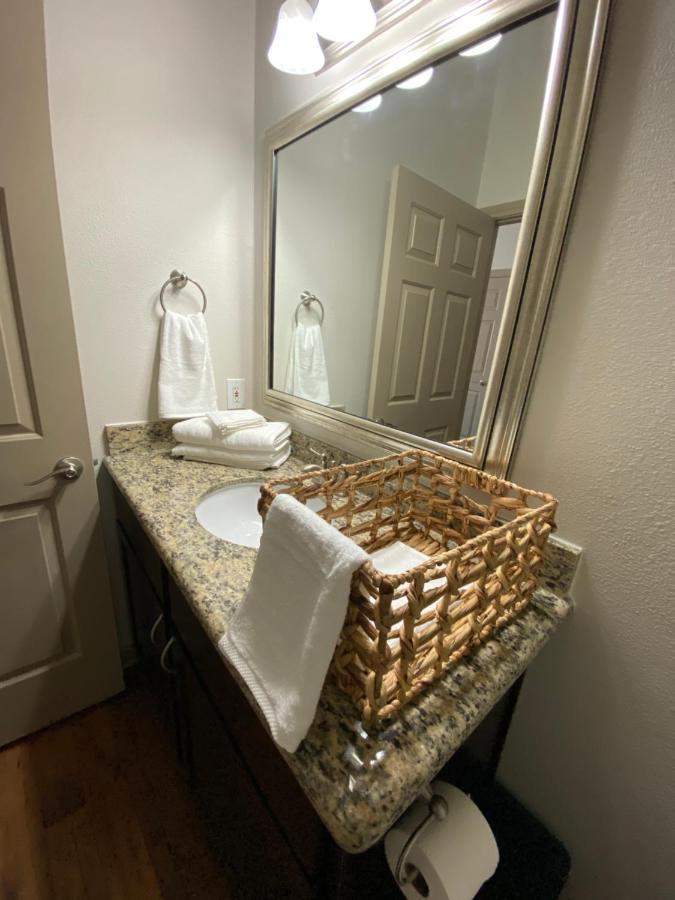 Spacious Galleria Cottage - Self Check In & Free Parking, 4 Beds 2 Bathrooms