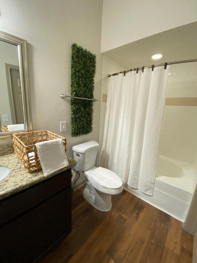 Spacious Galleria Cottage - Self Check In & Free Parking, 4 Beds 2 Bathrooms Apartment *