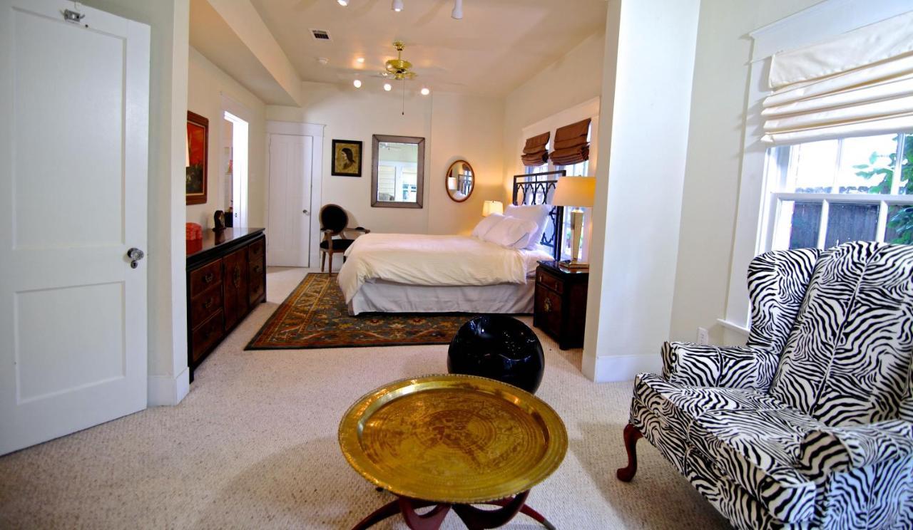 Refuge In The Heart Of Montrose Apartment