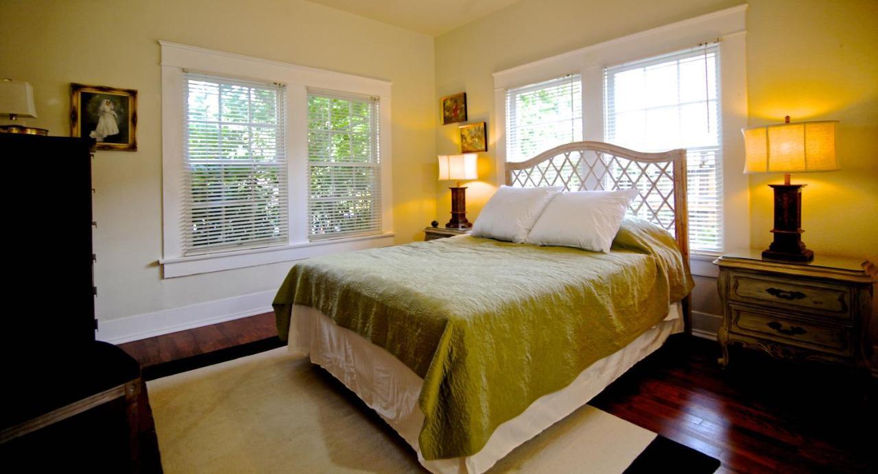 Refuge In The Heart Of Montrose Apartment *