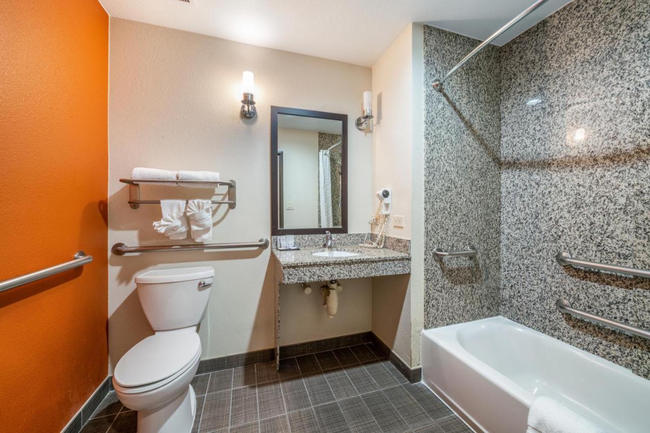 Restwell & I-45 North Hotel 3*