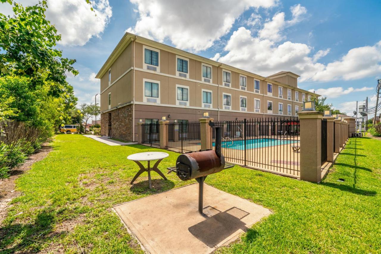Hotel Restwell & I-45 North 3*