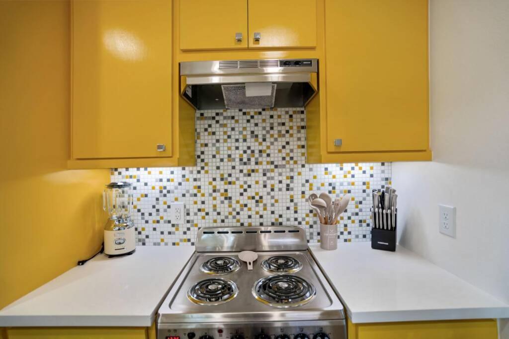 Mid-century Mod-pad @ East Downtown Apartment