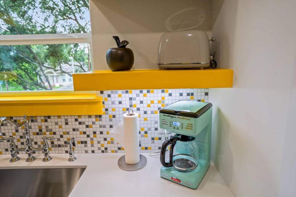 Mid-century Mod-pad @ East Downtown Apartment *