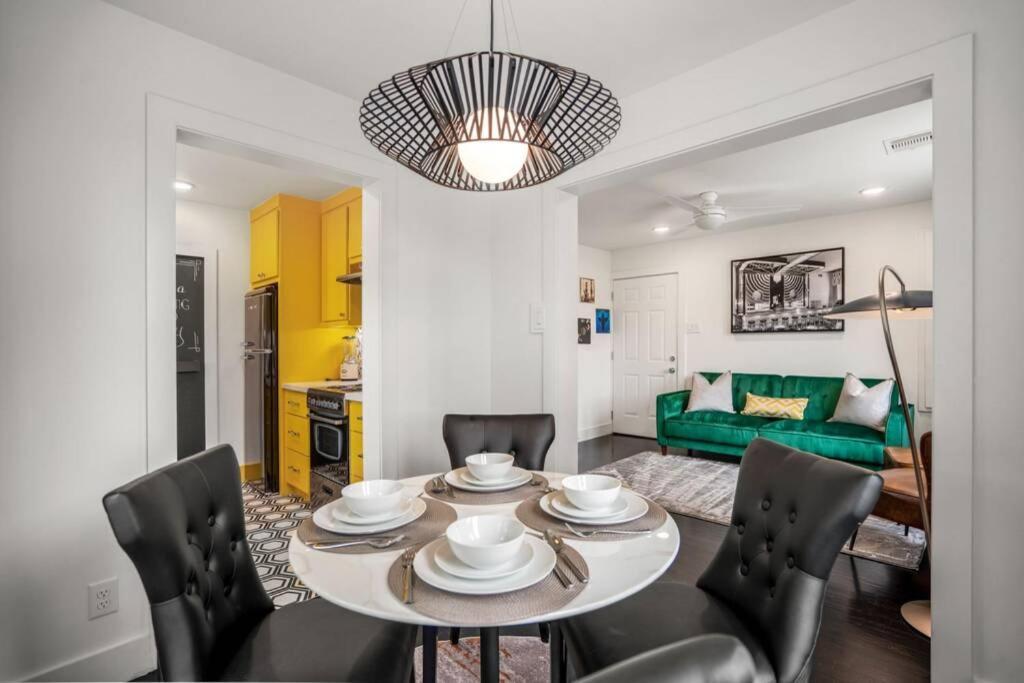 Apartment Mid-century Mod-pad @ East Downtown *