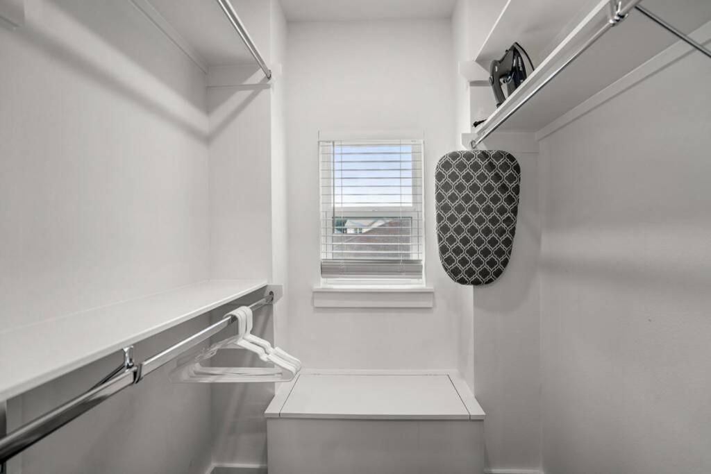 Mid-century Mod-pad @ East Downtown Apartment