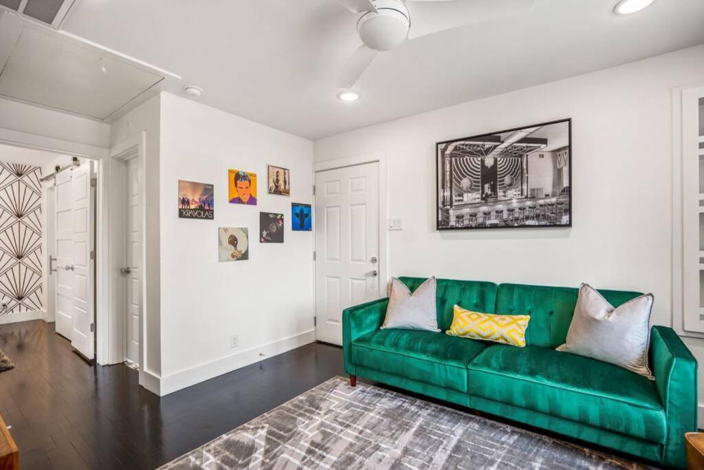 Mid-century Mod-pad @ East Downtown Apartment *