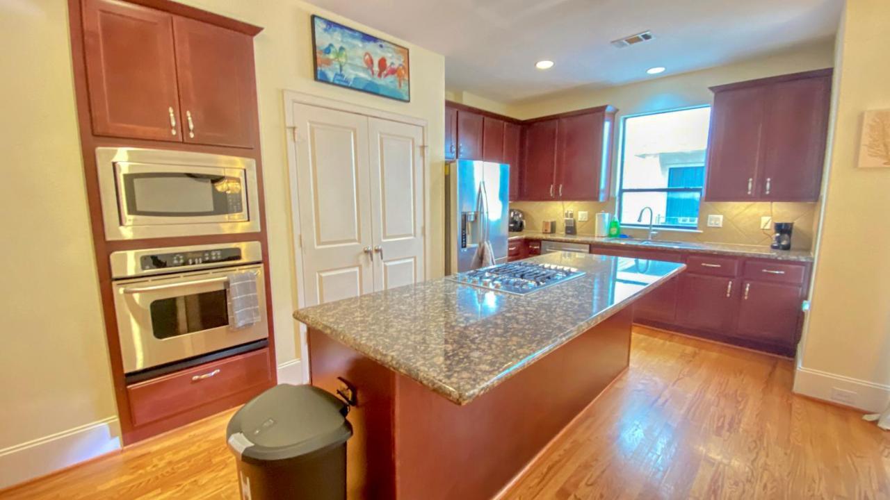 Luxury 4 Story In Downtown Holiday home *