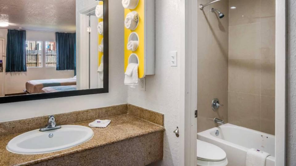 6 Houston, Tx Fm 1960 Bammel Hotel 2*