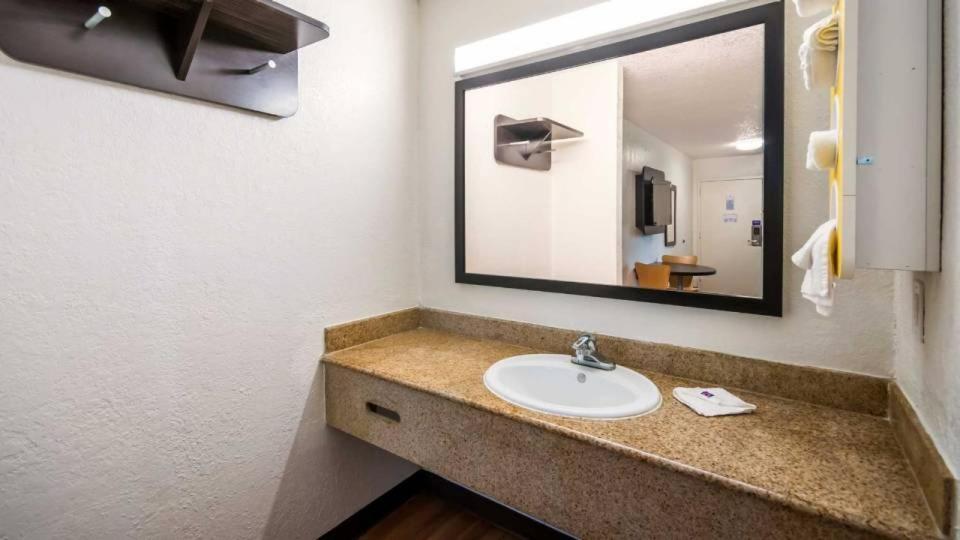 6 Houston, Tx Fm 1960 Bammel Hotel 2*