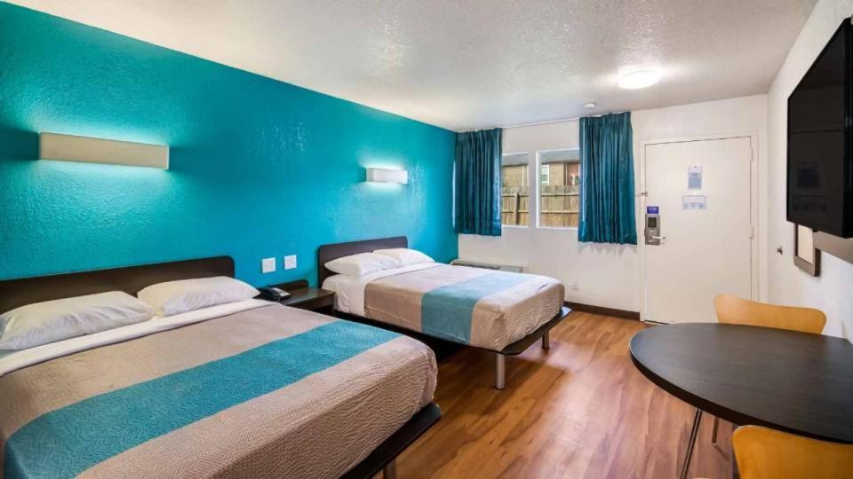6 Houston, Tx Fm 1960 Bammel Hotel