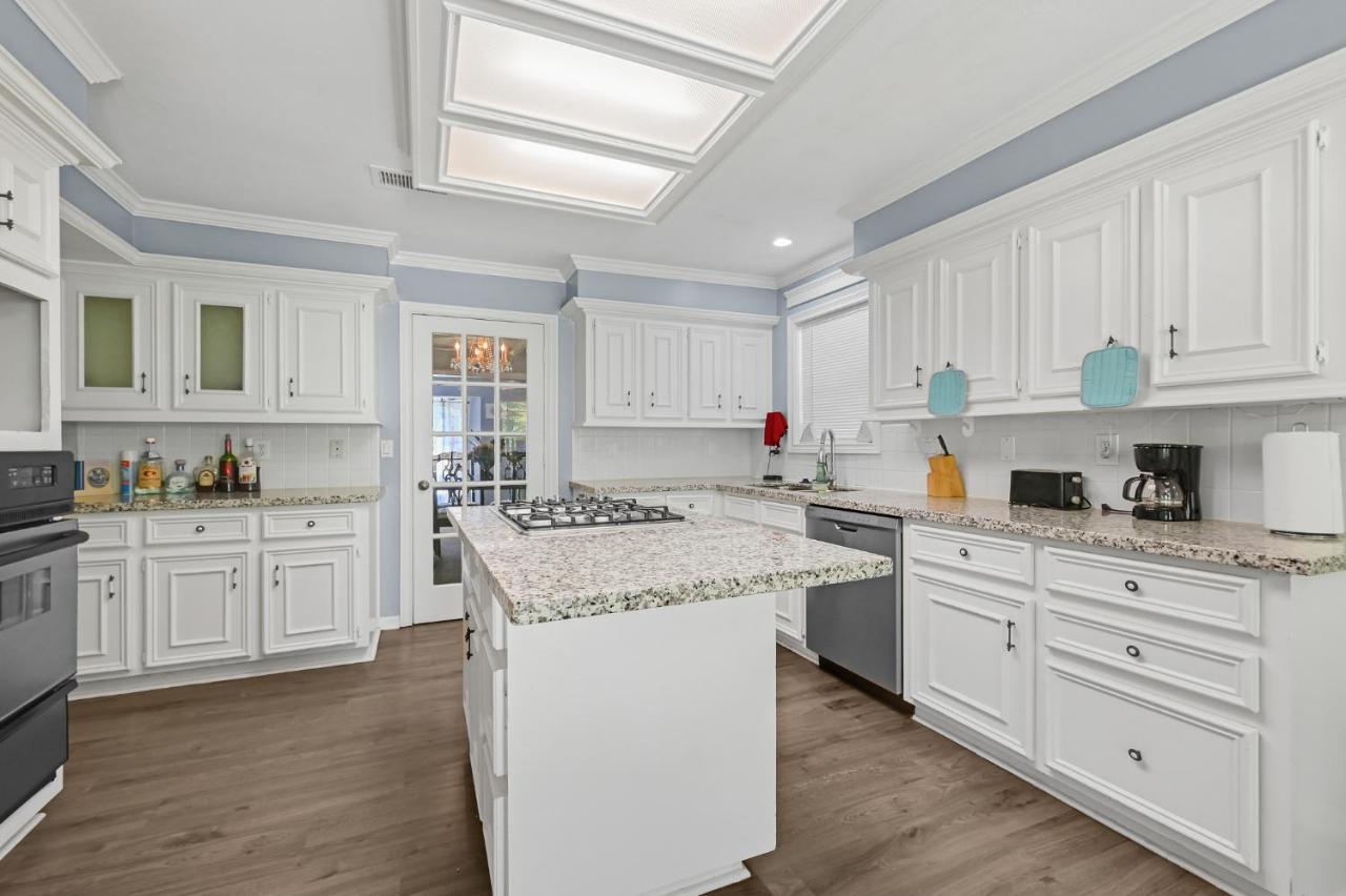 For Summer With Pool, Pool Table, Outdoor Kitchen,patio And Balcony Holiday home Houston