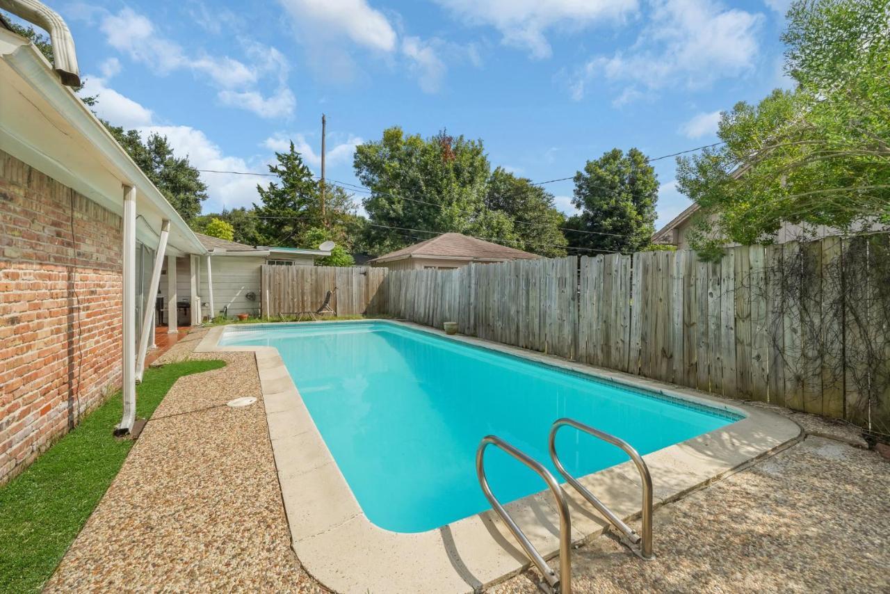For Summer With Pool, Pool Table, Outdoor Kitchen,patio And Balcony