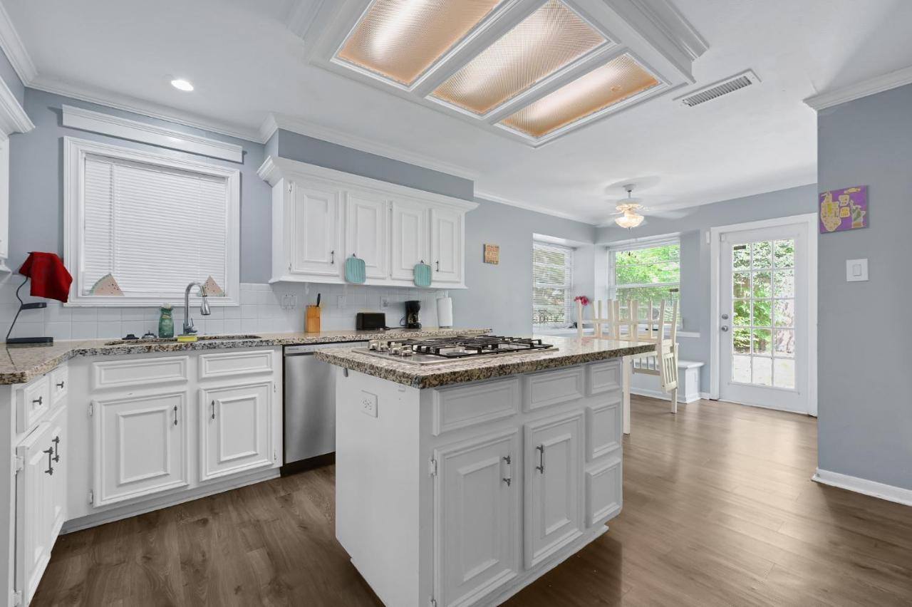 For Summer With Pool, Pool Table, Outdoor Kitchen,patio And Balcony Holiday home Houston