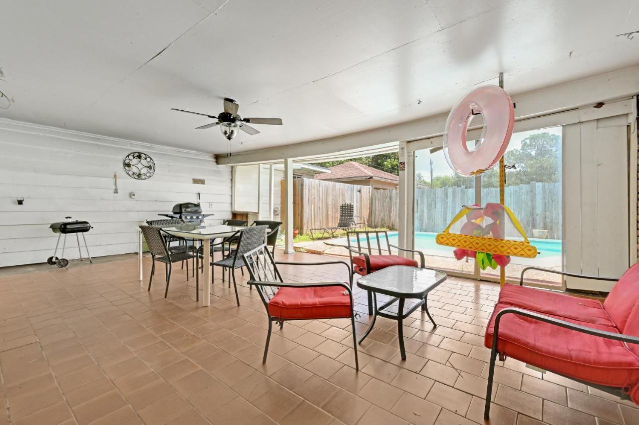 For Summer With Pool, Pool Table, Outdoor Kitchen,patio And Balcony *