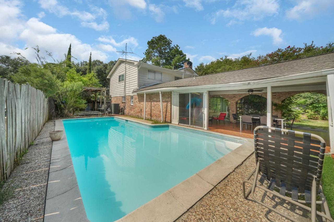 Holiday home For Summer With Pool, Pool Table, Outdoor Kitchen,patio And Balcony Houston