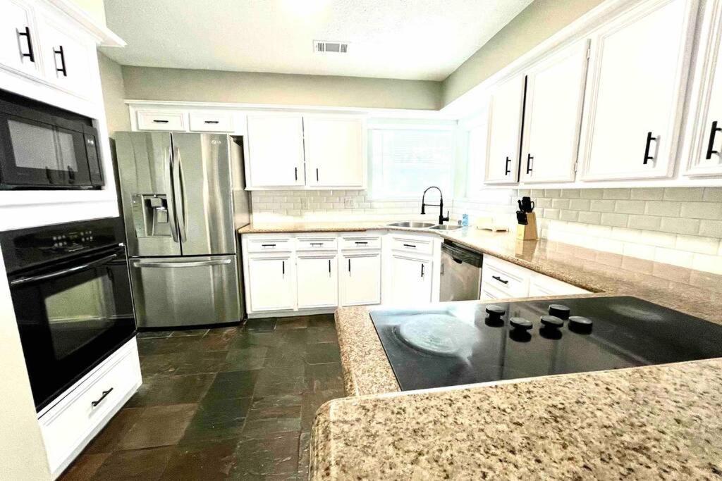 Gorgeous W/huge Backyard 15 Minutes From Iah