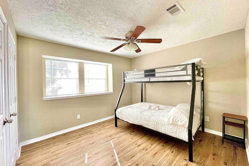 Gorgeous W/huge Backyard 15 Minutes From Iah Holiday home